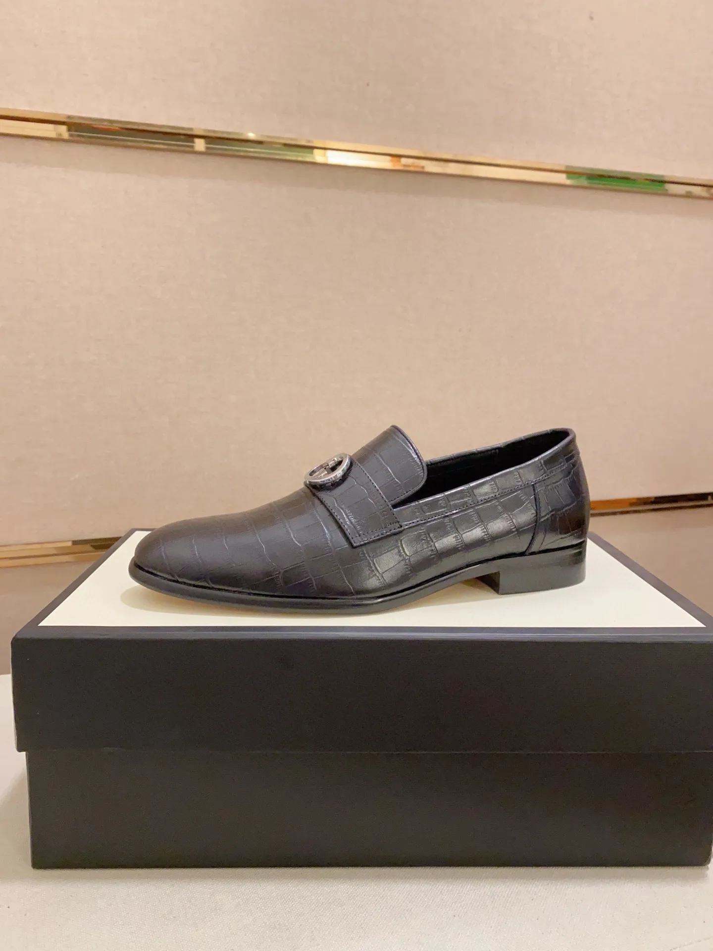 Men's shoes 💰: 520💰 (GUCCI) new series ss hot new products 💢 💠 Casual leather shoes 👞, first layer of cowhide, upper hardware buckles and logo on the sides of the shoe, brand logo on the insole and sole 💠 💎Upper: 100% cowhide 💎Inner: cowhide/100% 💎Feet: cowhide/100% 💎Sole: rubber/100% 💎SIZE: 38 39 40 41 42 43 44 Can be customized 45